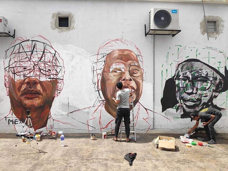‘Miey Ali’ dan rakan-rakannya telah melukis mural