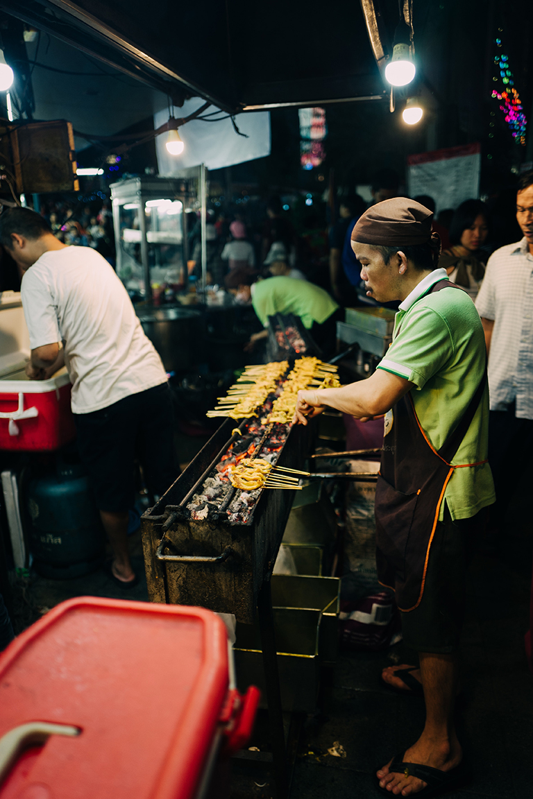 men selling snack_bangkok_thailand