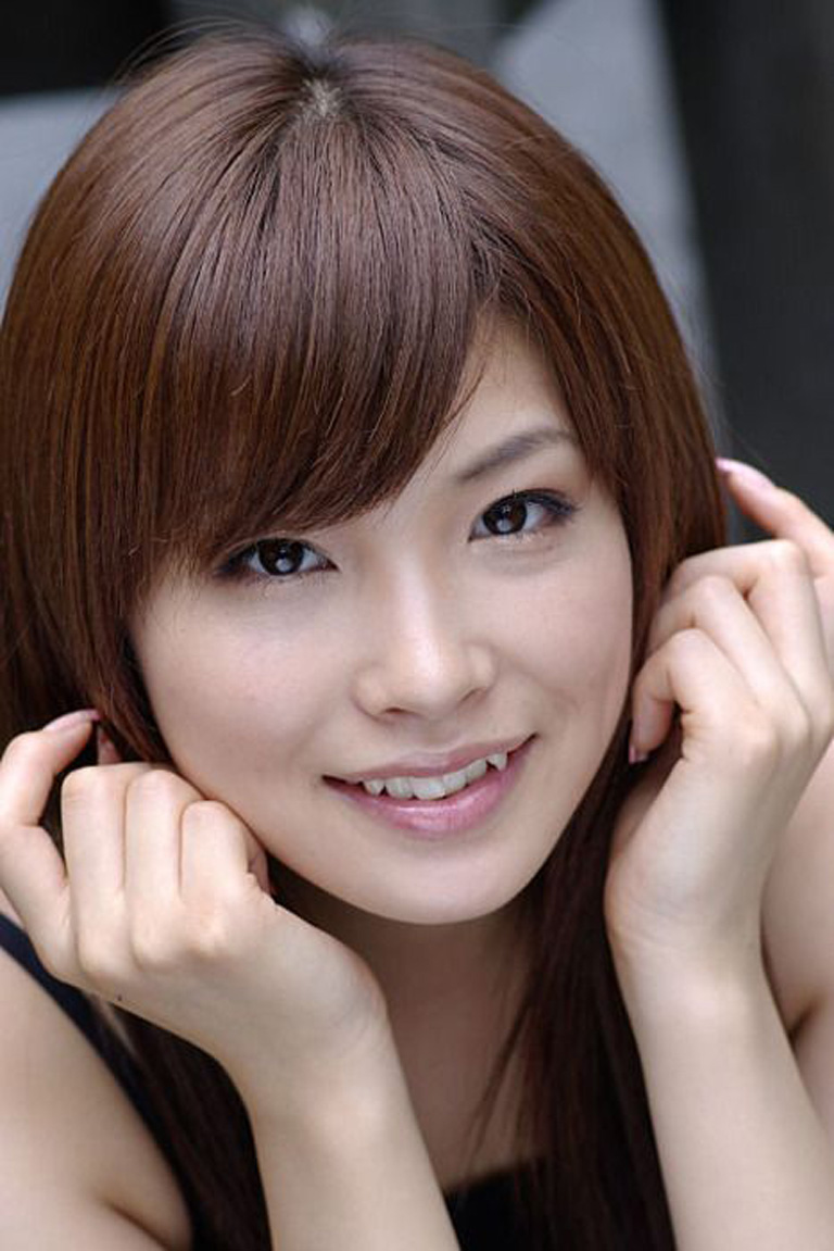 Yaeba-Smiles---Japanese-Trends-For-Artificial-Fangs