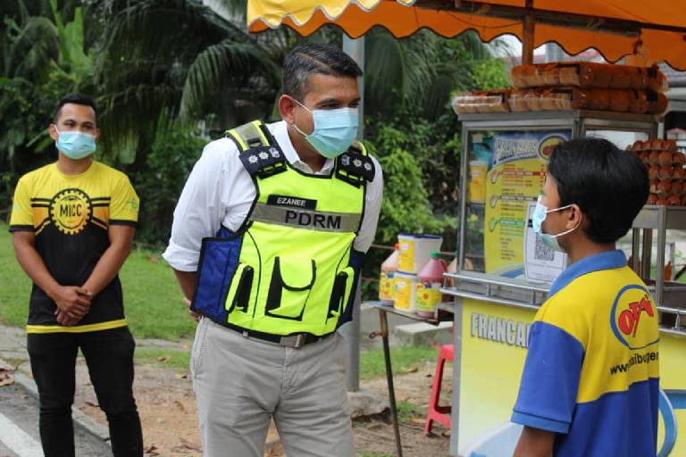 Polis Daerah Petaling Jaya-menghadiahkan telefon bimbit kepada seorang penjual burger remaja 01