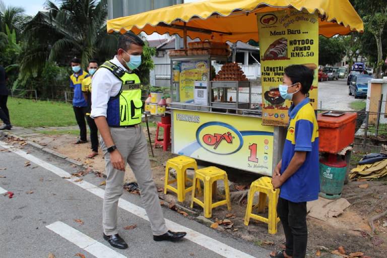 Polis Daerah Petaling Jaya-menghadiahkan telefon bimbit kepada seorang penjual burger remaja 02