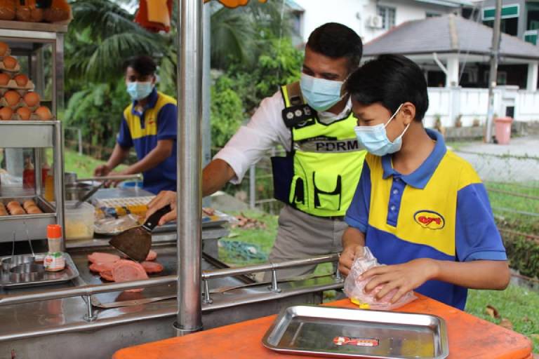 Polis Daerah Petaling Jaya-menghadiahkan telefon bimbit kepada seorang penjual burger remaja 03