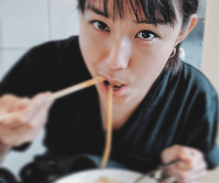 penggunaan-chopstick-using-chopstick-to-eat-noodle