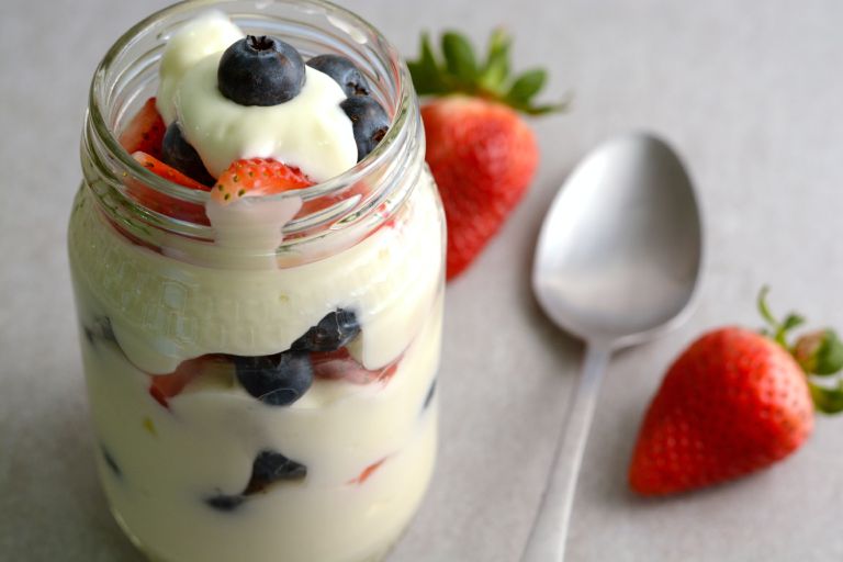 yogurt tambah buah-buahan atau letak madu sikit