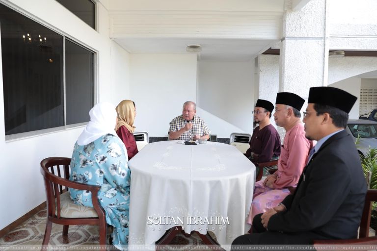 Illi Najwa menghadap Sultan Johor 01