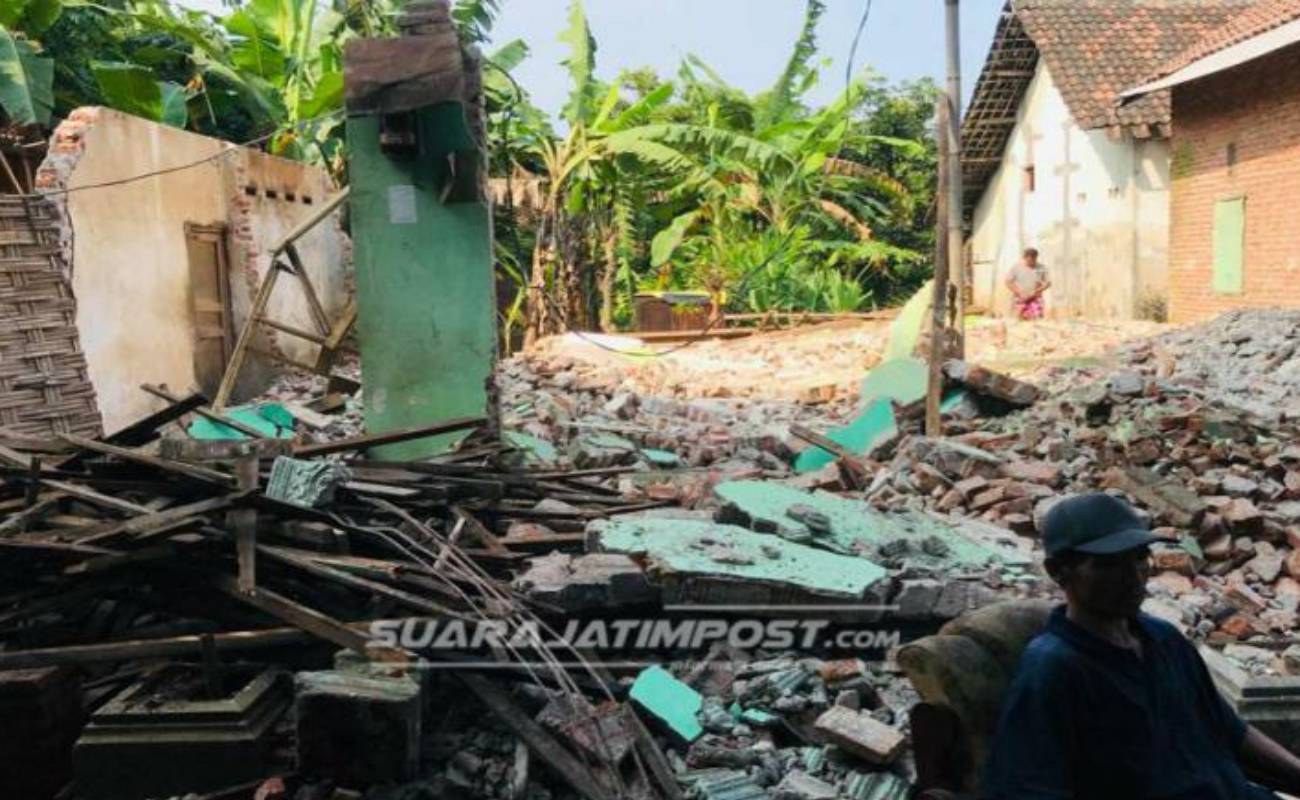 Wanita Roboh Rumah Bekas Suami Bersama Isteri Baharu