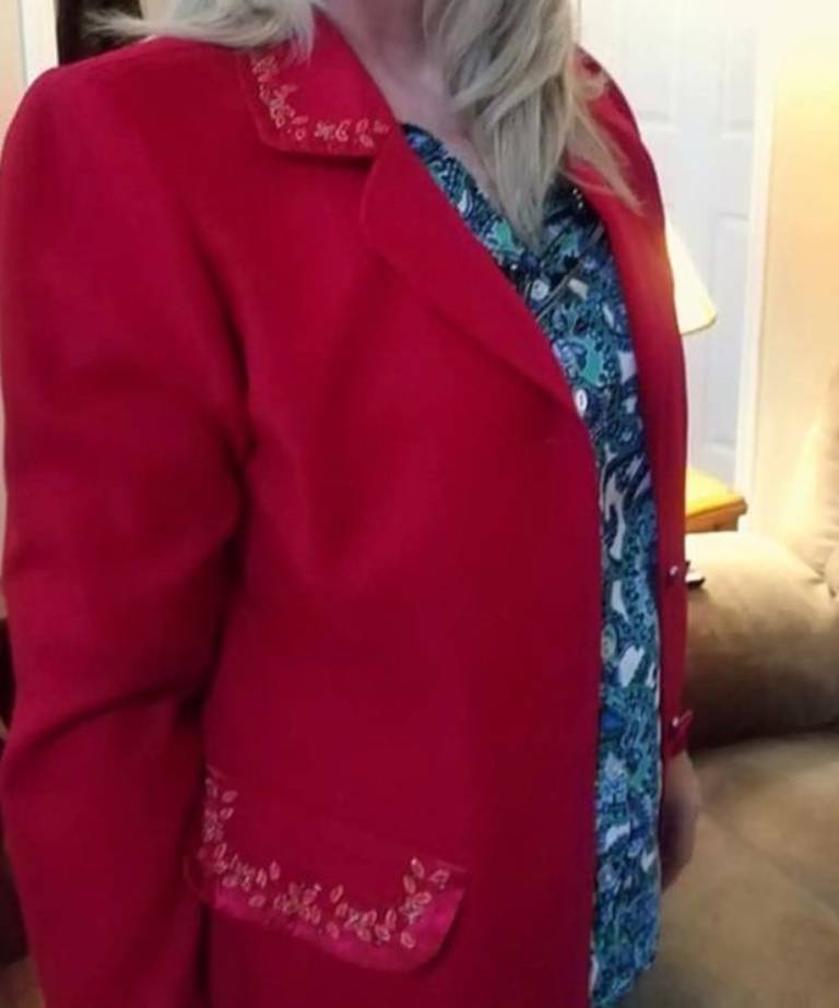 pakaian berwarna merah