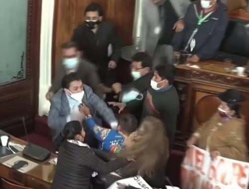 Ahli Politik Bertumbuk Dalam Dewan Parlimen Bolivia