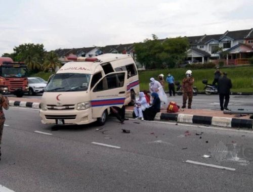 Detik Cemas Apabila Ambulans Bawa Dua Bayi Terlibat Dalam Kemalangan