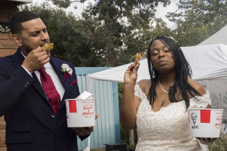 Elliot dan Jessica Caswell-James membeli hidangan Bargain Buckets KFC kepada tetamu majlis perkahwinan