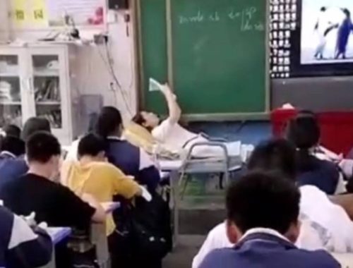 Guru Mengajar Sambil Baring Kerana Sakit Belakang, Risau Peperiksaan Pelajar Semakin Dekat