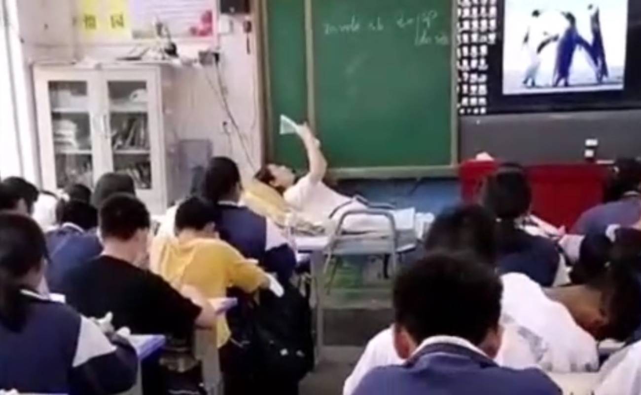 Guru Mengajar Sambil Baring Kerana Sakit Belakang, Risau Peperiksaan Pelajar Semakin Dekat