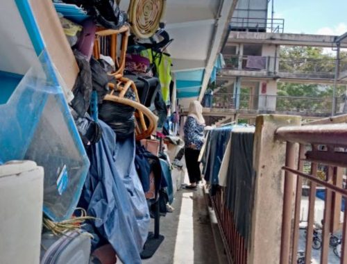 Penghuni Lelaki Kumpul Barang Lusuh Sampai Tinggi Menggunung