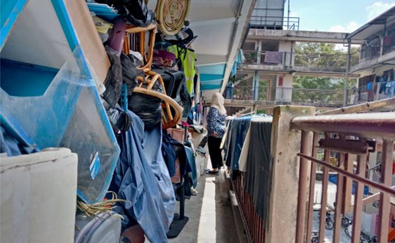 Penghuni Lelaki Kumpul Barang Lusuh Sampai Tinggi Menggunung