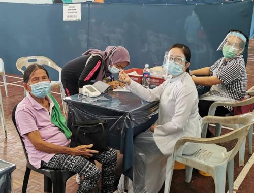 Wanita Berusia 100 Tahun Dipuji Terima Vaksin Di PPV Sook