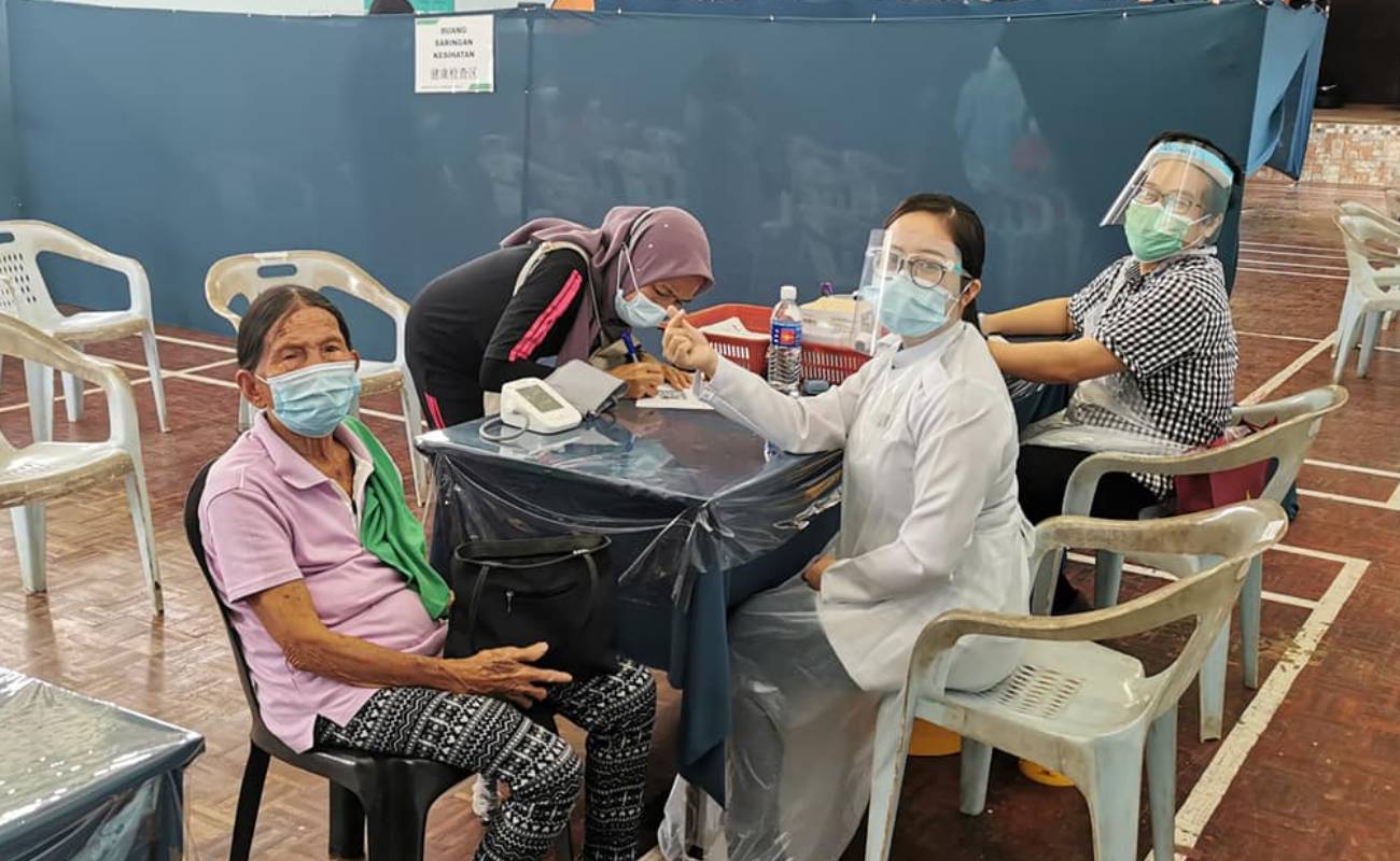 Wanita Berusia 100 Tahun Dipuji Terima Vaksin Di PPV Sook