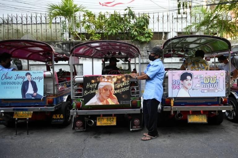 poster bintang K-Pop meningkatkan permintaan perkhidmatan teksi ‘tuk tuk’ khas Bangkok 02