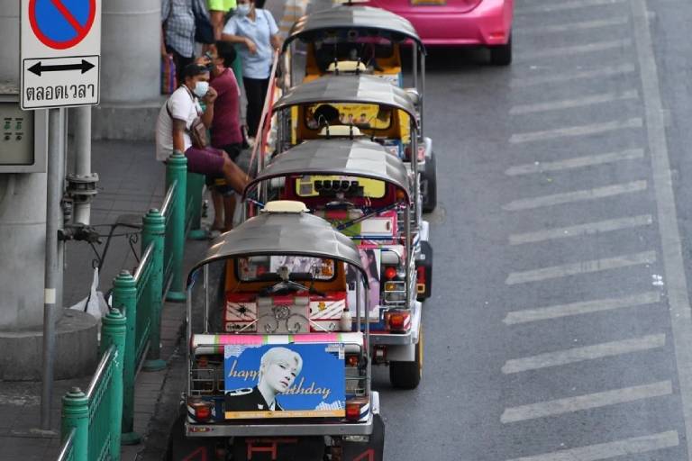 poster bintang K-Pop meningkatkan permintaan perkhidmatan teksi ‘tuk tuk’ khas Bangkok 03