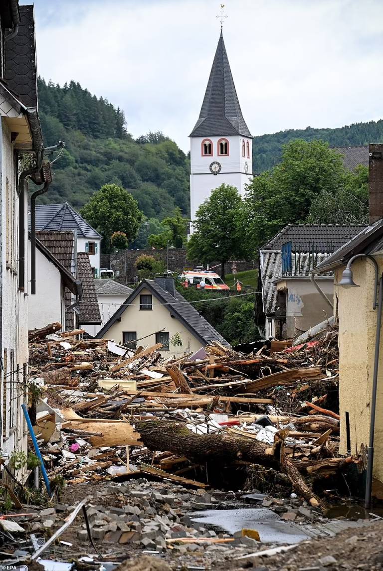 Banjir Kilat Di Eropah, Harta Benda Musnah Manakala Puluhan Mati 01
