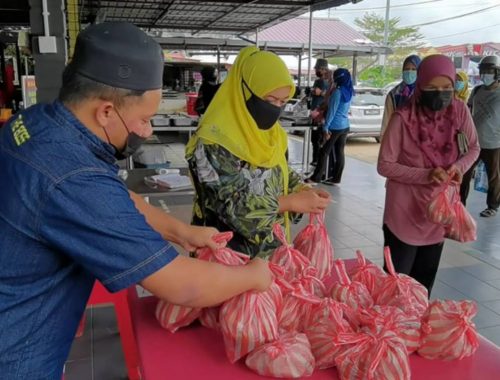 Bantu Penduduk Kampung, Pengusaha Nasi Kukus Agih Makanan Percuma