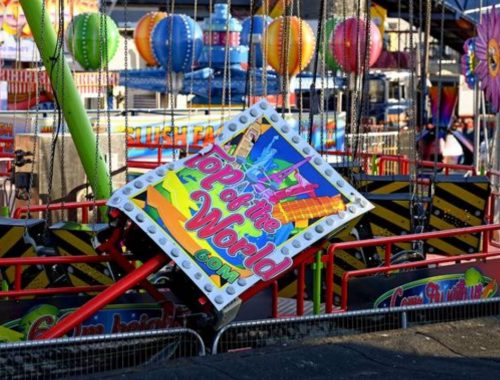 Buaian Taman Tema Tercabut, Pengunjung Tercampak Ke Atas Bumbung