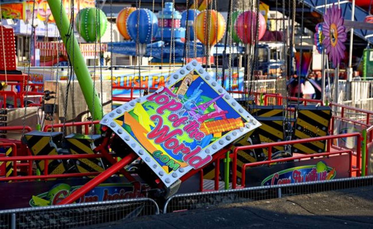 Buaian Taman Tema Tercabut, Pengunjung Tercampak Ke Atas Bumbung