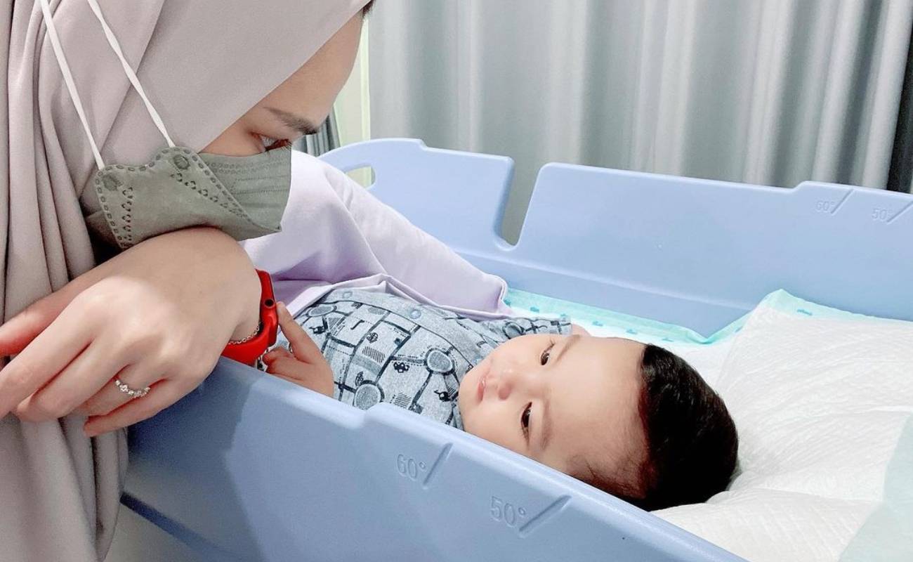 Gara-Gara Pengasuh Cuai, Anak Cut Meyriska Jatuh Terhentak Besi, Cirit-Birit Disuap Bubur Basi