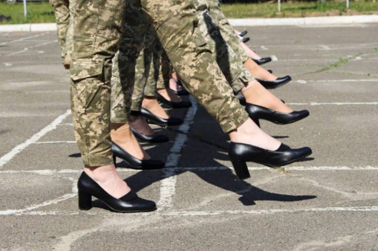Kementerian Pertahanan Ukraine menunjukkan anggotanya memakai pakaian tentera kasut tumit tinggi hitam