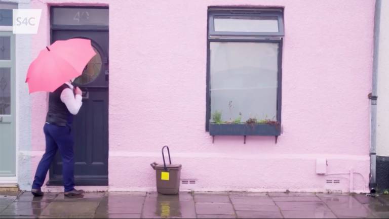 Morgan dari Cardiff mengecat rumah dengan warna merah jambu terang