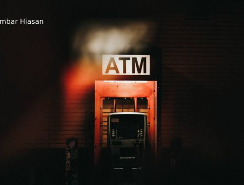 Wanita Lahirkan Anak Sambil Berdiri Di Hadapan Mesin ATM