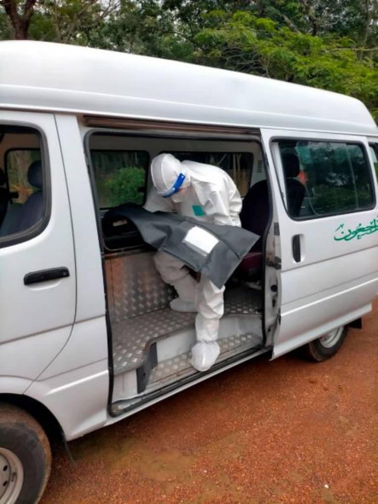 BAYI pasangan Abd. Jalil Mohd. Taha dan Azreen Farina Azmi dibawa ke Tanah Perkuburan Islam Kampung Chegar