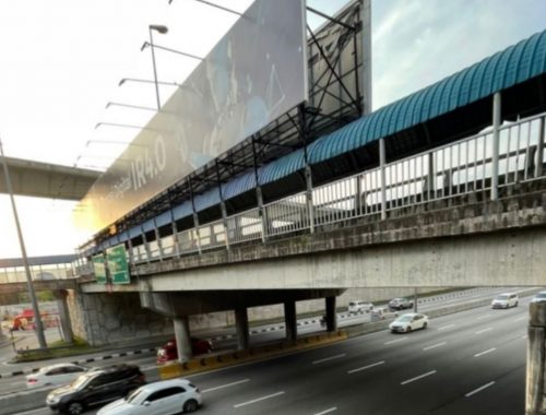 Lokasi kejadian seorang wanita ditemui dalam keadaan terbaring dan cedera selepas dipercayai terjun daripada jejantas di Lebuh Raya Damansara Puchong menghala ke Shah Alam