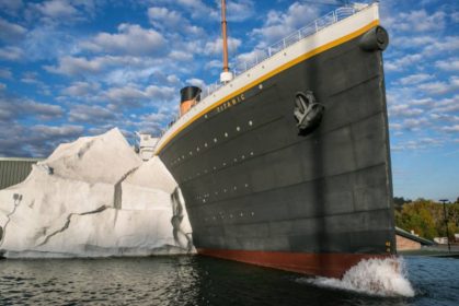 Replika Bongkah Ais Muzium Titanic Runtuh, Tiga Pengunjung Cedera