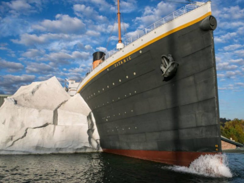 Replika Bongkah Ais Muzium Titanic Runtuh, Tiga Pengunjung Cedera