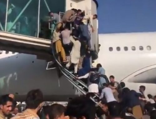 Sanggup Panjat Kapal Terbang Nak Berlepas Di Kabul