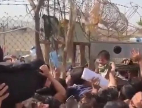 Wanita Afghanistan Terpaksa Lempar Bayi Sendiri