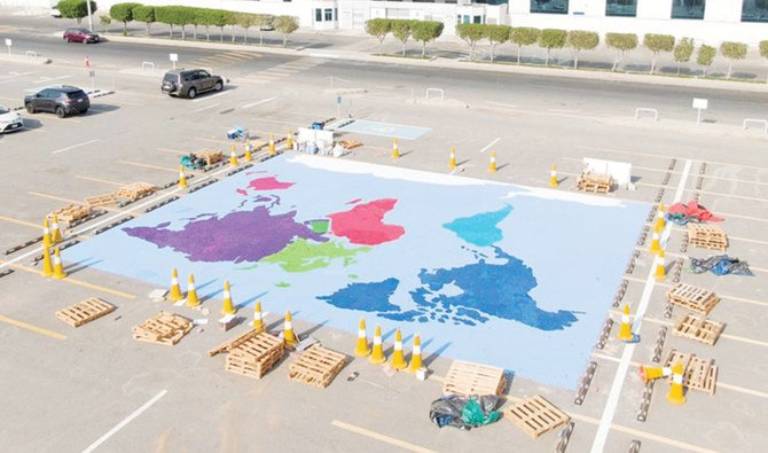 mural terbesar di planet ini dengan menggunakan penutup botol