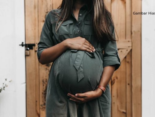 wanita hamil depan pintu