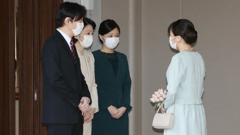 Princess Mako speaking with her father, mother and sister before leaving for her wedding