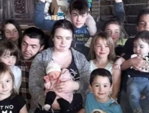 Sebuah keluarga menamakan 11 anak mereka menggunakan variasi empat huruf yang sama