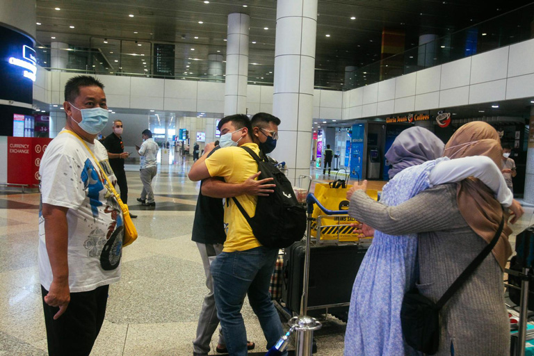 Abdul Jalal Mohd Tahir gembira menyambut isterinya, Khadijah Ahmad dan anaknya, Mikayl Abdul Jalal yang terpisah hampir dua tahun tiba menggunakan Laluan Perjalanan Vaksinasi (VTL)