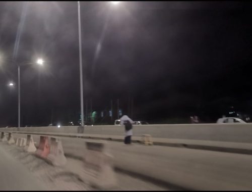 Pelajar Perempuan Pertaruhkan Nyawa Seberang Jalan Di Waktu Subuh Kerana Bas Sekolah Sudah Tidak Beroperasi!