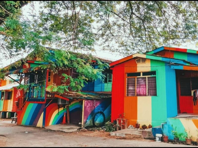 Dulu Suram, Kini Ceria! Kampung Sungai Bidor Jadi Tarikan Selepas Dicat Warna Pelangi