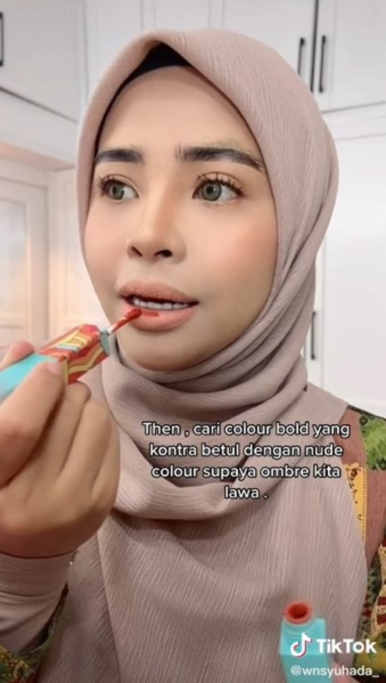 Cari satu warna bold yang kontra dengan warna nude