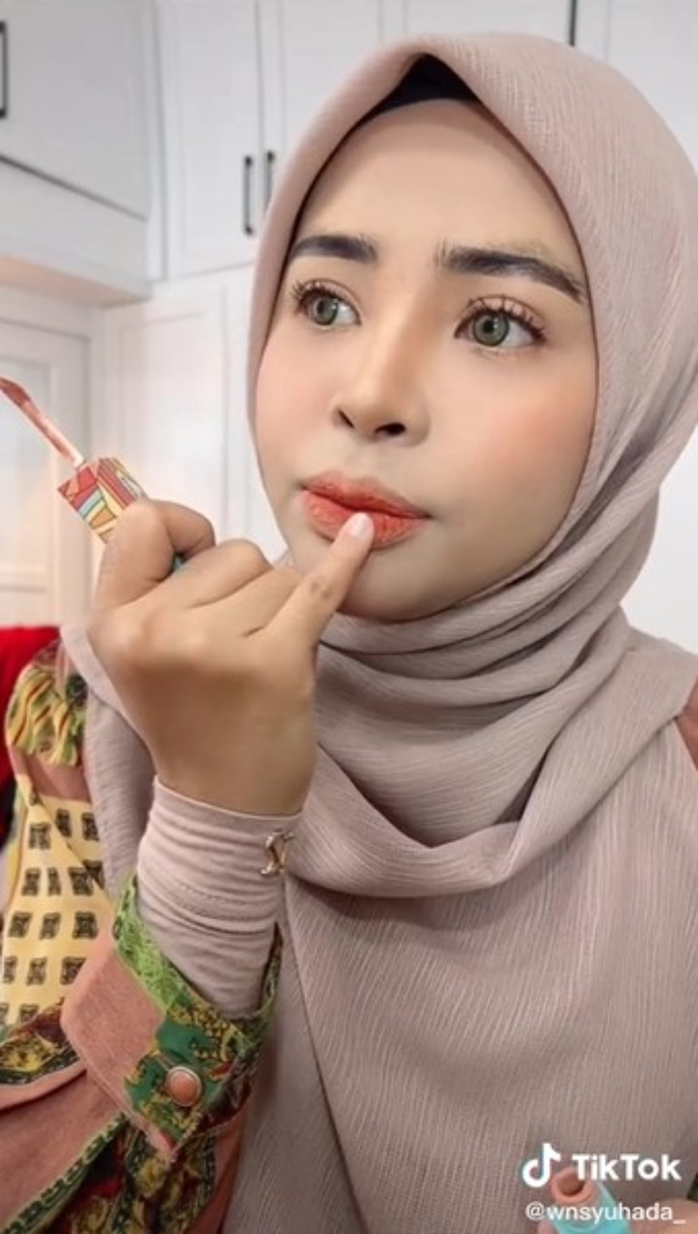 Gunakan jari kelingking dan perhalusi garisan