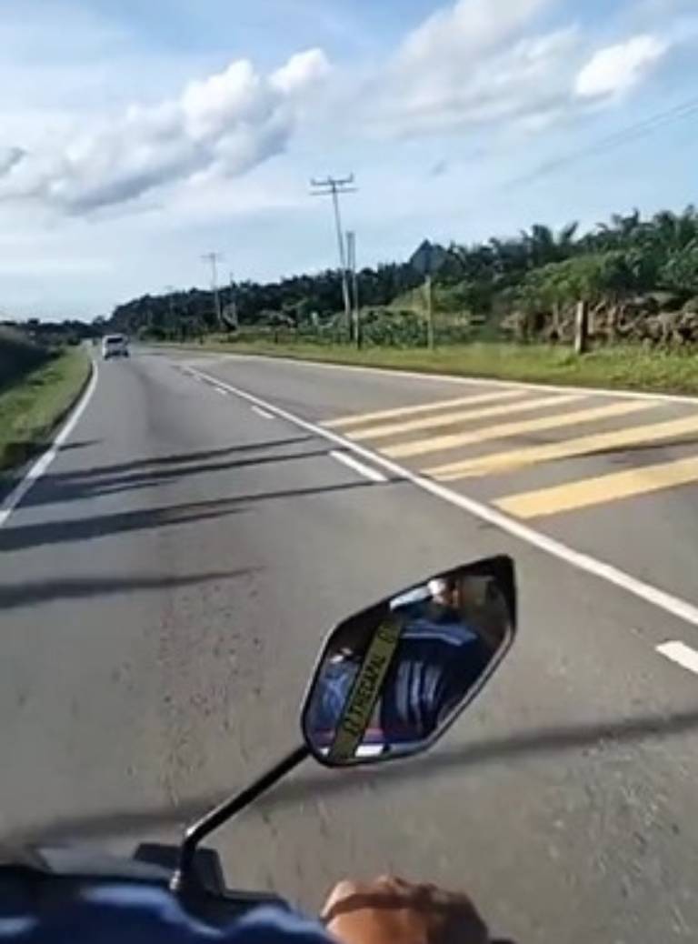 pasangan suami isteri bersama anak di atas motor