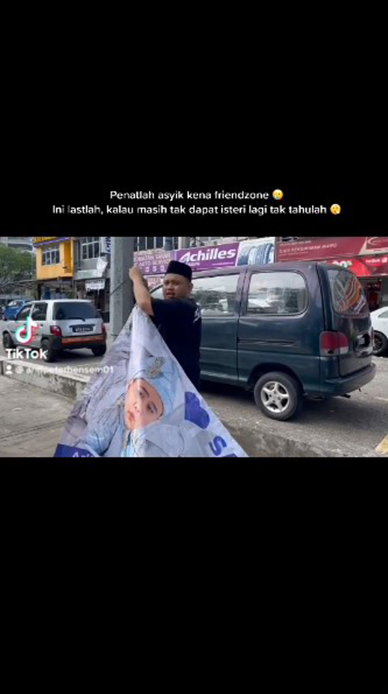 pemuda-menggantung-banner-untuk-mencari-jodoh