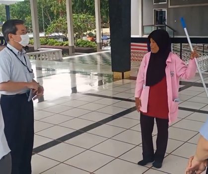 ‘Makcik Cleaner’ Fasih Berbahasa Jepun Rupanya 30 Tahun Pernah Jadi Pemandu Pelancong!