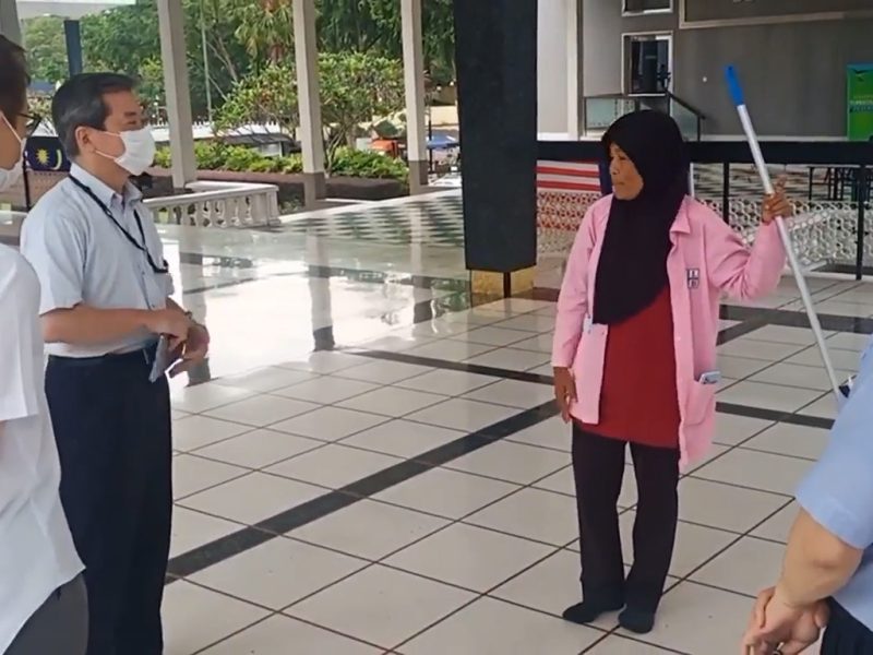 ‘Makcik Cleaner’ Fasih Berbahasa Jepun Rupanya 30 Tahun Pernah Jadi Pemandu Pelancong!
